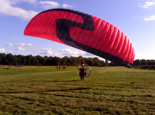 Andre Zeman reverse launching his powered paraglider