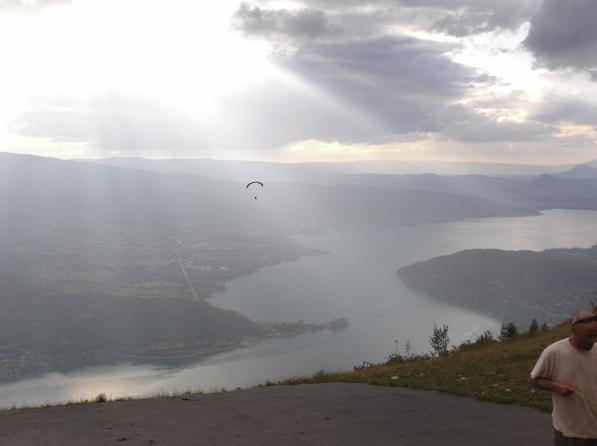 Jason Andrews searchng for lift over Annecy